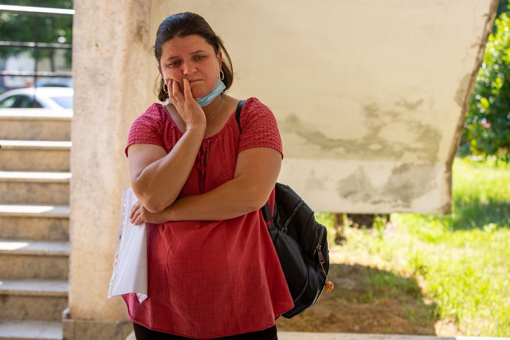 Procesul lui Dincă, din spatele uşilor închise. Martori purtați degeaba pe drumuri și rude ajunse la exasperare: „Îşi bat joc de noi”