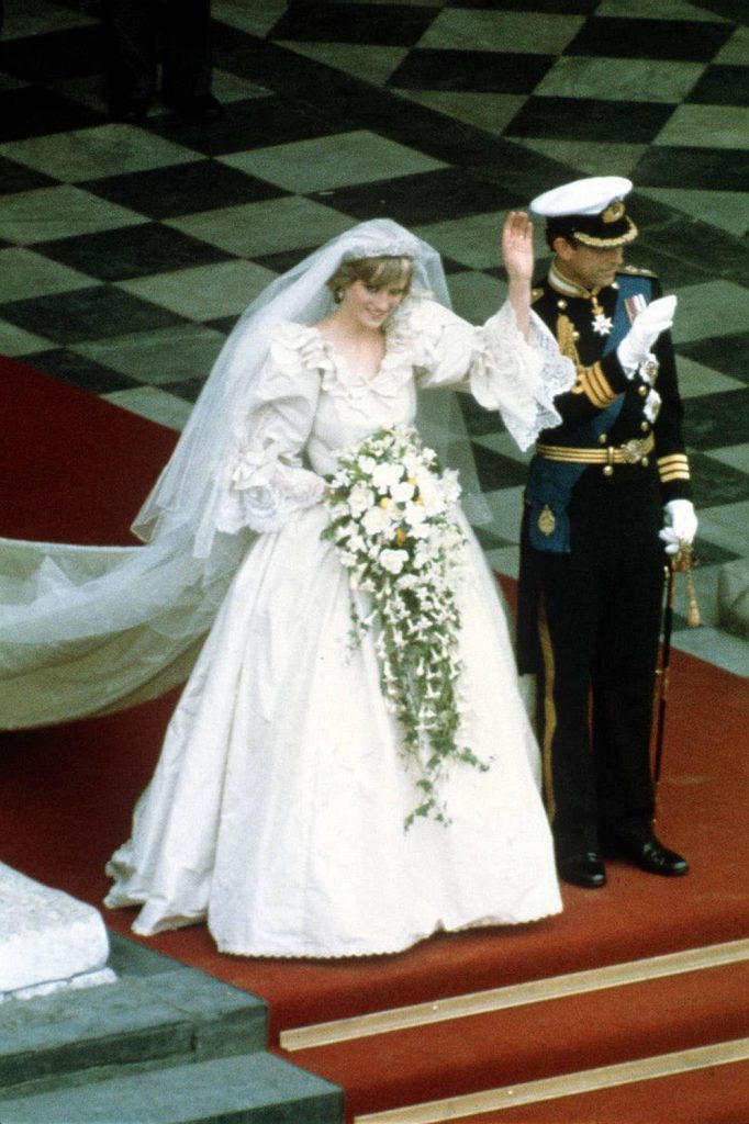 Rochia de mireasă a prințesei Diana, expusă la Palatul Kensington. Lady Di a purtat-o în 1981