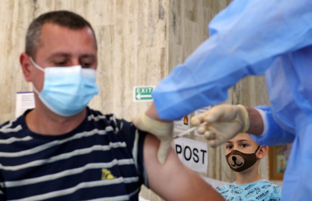 Aproape 25.000 de persoane, vaccinate anti-COVID în ultimele 24 de ore. Peste 6.000 au primit prima doză