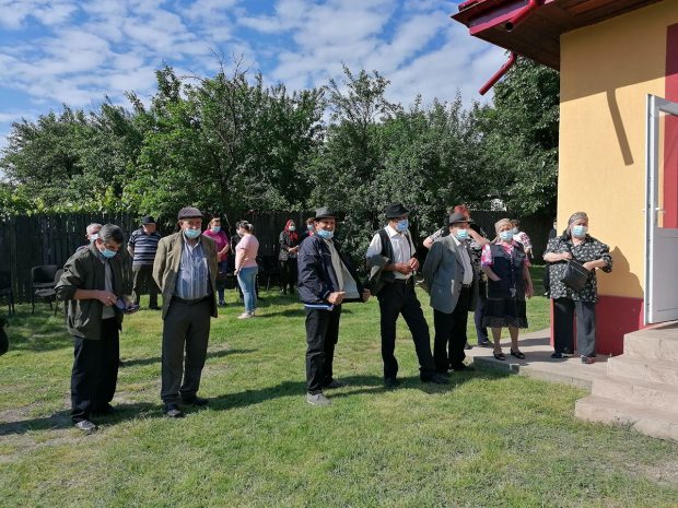 Un primar din Prahova a mers din poartă în poartă, ca să convingă oamenii să se vaccineze. La ce rată de vaccinare a ajuns comuna
