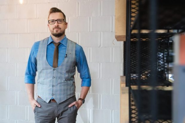 Imagine Stire Cine e Victor Toriani de la „Căsătoriți pe nevăzute” și cum îi va ajuta pe concurenții emisiunii de la Pro TV | 2review.ro