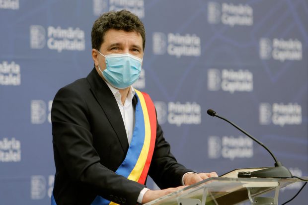 Numirile de directori făcute prin detașare de primarul Nicușor Dan, atacate în justiție de prefectul Alin Stoica