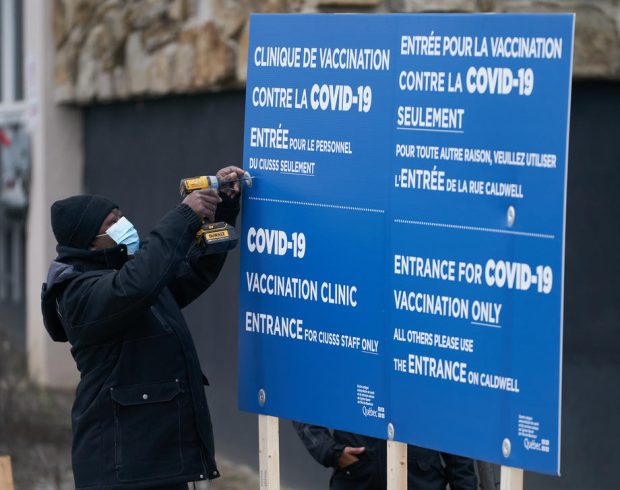 Un bărbat din Canada a lovit o asistentă cu pumnul în față pentru că i-a vaccinat soția