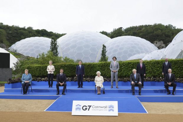 Regina Elisabeta a II-a, la fotografia de grup cu liderii G7: „Ar trebui să arătăm de parcă ne-am simţi bine?”