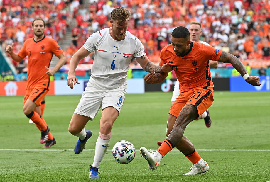 Fotbalistul ceh Tomas Kalas a purtat un „sutien inteligent” în meciul cu Portugalia. Ce are, de fapt, pe sub tricou