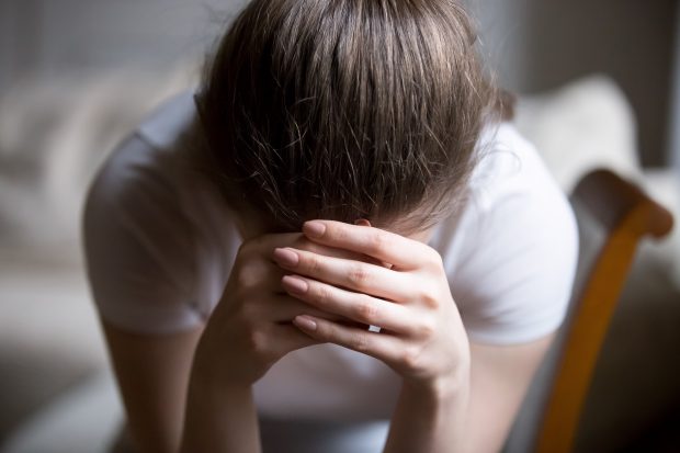 Fată de clasa a 7-a, însărcinată după ce a fost violată de tatăl ei timp de doi ani. De ce a durat atât ca abuzul să iasă la iveală?