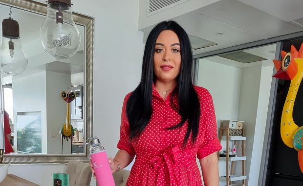 Imagine Stire Oana Roman s-a fotografiat complet nemachiată. „Nu vreau să arăt că nimeni și nu vreau să mă operez” | 2review.ro
