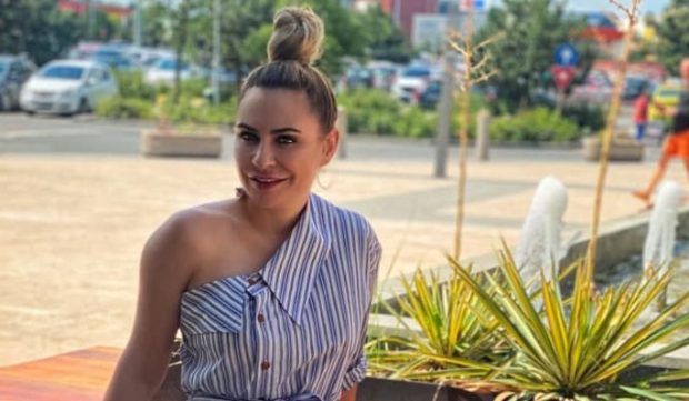 Imagine Stire Primul job pe care l-a avut Adina Buzatu. „Imaginează-ți, taică-miu o funcție importantă, maică-mea director de liceu” | 2review.ro