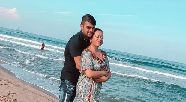 Imagine Stire Oana Roman, în vacanță cu Marius Elisei și fiica lor. Cum s-a pozat vedeta la malul mării | 2review.ro