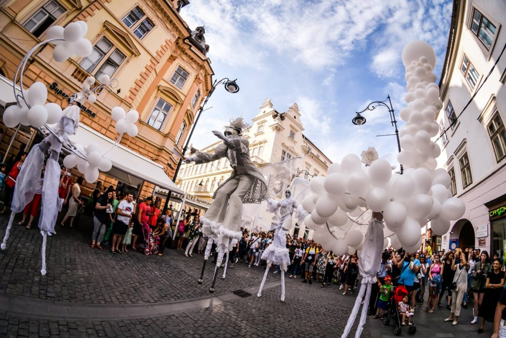 Festivalul Internațional De Teatru De La Sibiu Obligă Voluntarii Să Se Vaccineze. Unii Părinți Acuză Că Măsura E Discriminatorie - Vimarsana News