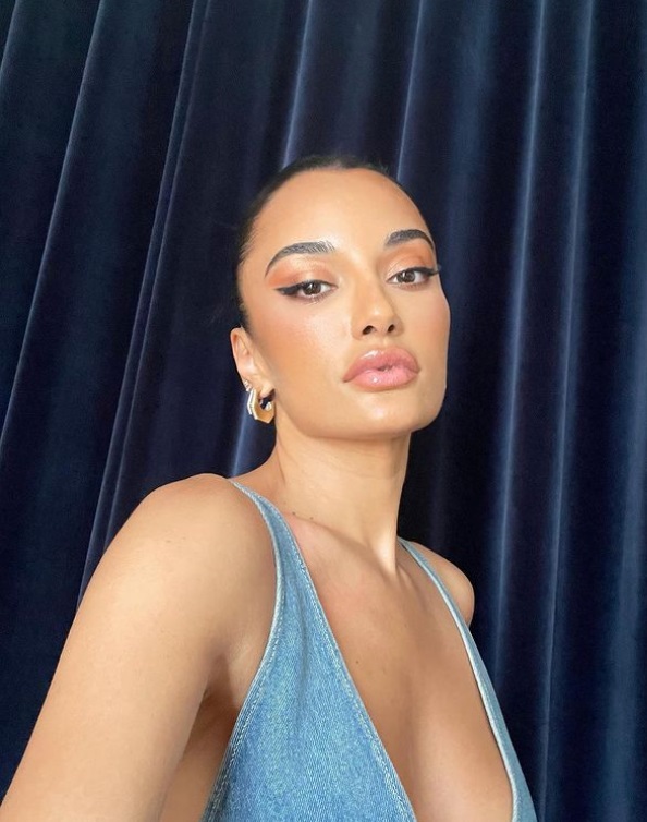 Povestea celebrei Amina Muaddi, creatoarea de pantofi cu origini românești. Kim Kardashian și Rihanna sunt clientele ei