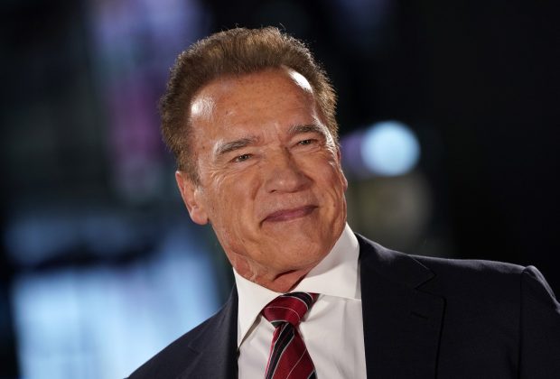 Cu stil, la 73 de ani. Arnold Schwarzenegger se bucură de un trabuc și o plimbare cu mașina decapotabilă de lux