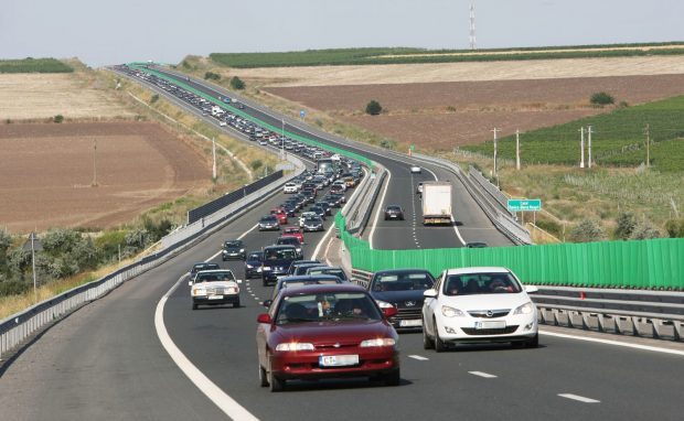 Coloane de maşini pe litoral şi pe Valea Prahovei la începutul mini vacanței de 1 Mai