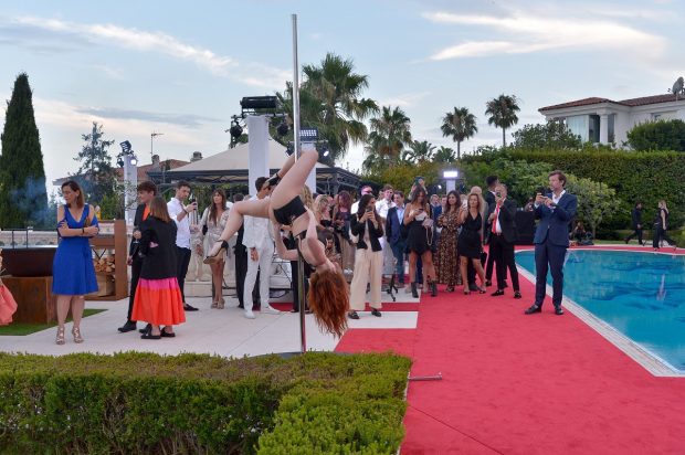 Dans la bară în cadrul unui eveniment privat de la Cannes 2021. Fotografii au surprins întreg momentul