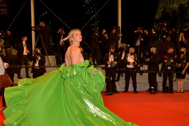 Imagine Stire Abia și-a acoperit părțile intime. Cum a îndrăznit să apară la Cannes 2021 o cunoscută actriță | 2review.ro