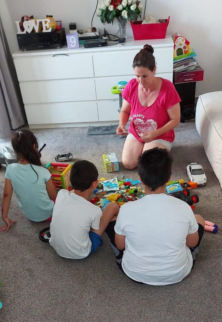 „13 copii au spus: «Doamna Popescu este mama mea»”. Mii de locuri libere pentru asistenți maternali, dar puțini candidați