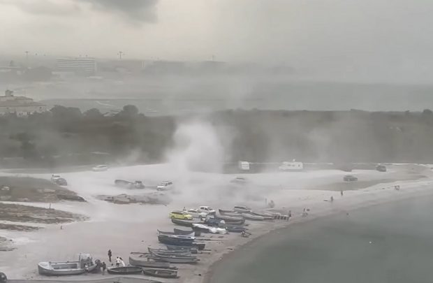 VIDEO | Furtună violentă pe plajă în Mamaia și Constanța. Vântul a bătut cu peste 80 km/h