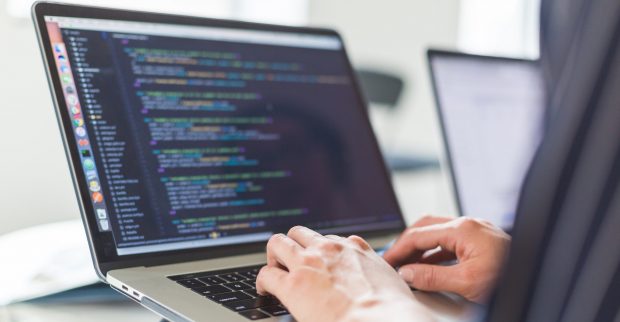 Cum poți preveni atacurile cibernetice pe un server de găzduire web România?