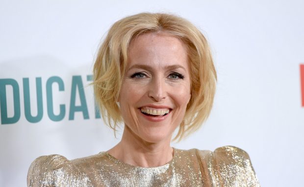Imagine Stire Gillian Anderson anunță că nu va mai purta sutien. „Nu-mi pasă dacă sânii îmi ajung până la buric” | 2review.ro