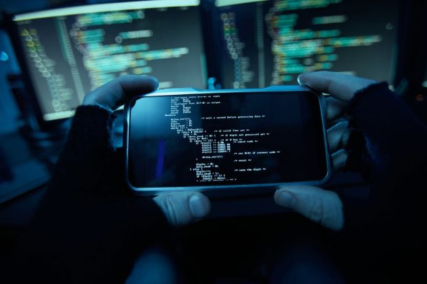 Trei ani de închisoare și amendă de 10.000 de euro pentru un hacker care a atacat site-ul Kremlinului și al Ministerului rus al Apărării