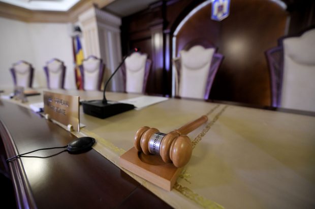 CCR: Legea privind cumulul pensiei cu salariul, neconstituţională
