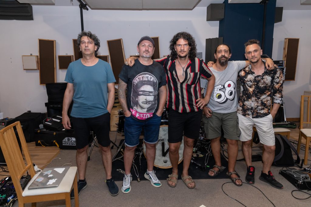 Trupa Vama. De la stânga la dreapta: Eugen Caminschi (chitară), Lucian Cioargă (tobe), Tudor Chirilă (voce), Gelu Ionescu (clape), Dan Opriș (chitară bas)