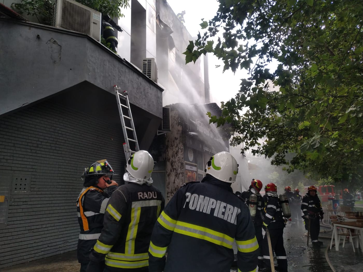 Incendiul Din Piața Delfinului Din București Stins După 3 Ore Un Restaurant și Mai Multe Magazine Au Fost Afectate Libertatea [ 1050 x 1400 Pixel ]