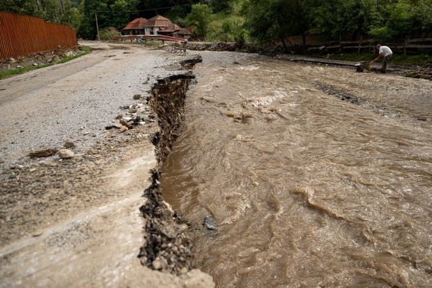 Cod roşu de inundaţii în judeţul Alba, unde a fost emis mesaj RO-Alert. În Caraş-Severin a fost depăşită cota de inundaţie