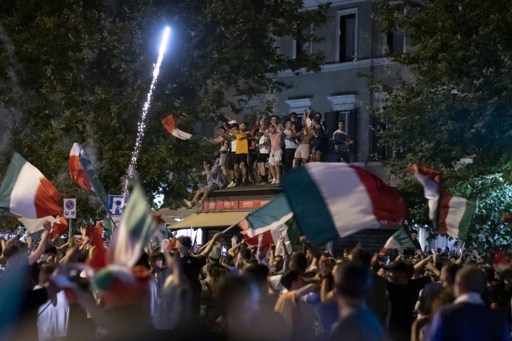 Bucurie de nedescris pe străzile Italiei, după victoria din finala Euro 2020. Imagini memorabile cu fanii italieni
