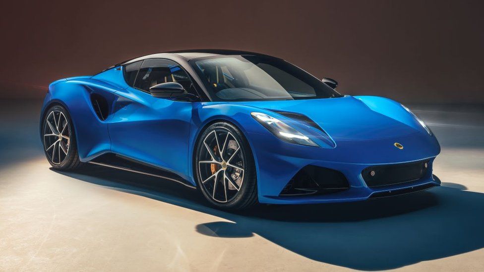 Lamborghini și Lotus au prezentat ultimele lor mașini care vor funcționa exclusiv pe benzină