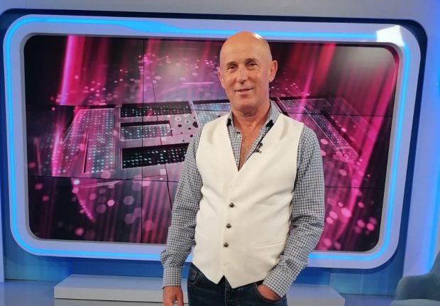 Imagine Stire Imagini rare din vila de lux a lui Mugur Mihăescu, cea cu iarbă pe acoperiș. „Nu m-am îmbogățit peste noapte” | 2review.ro