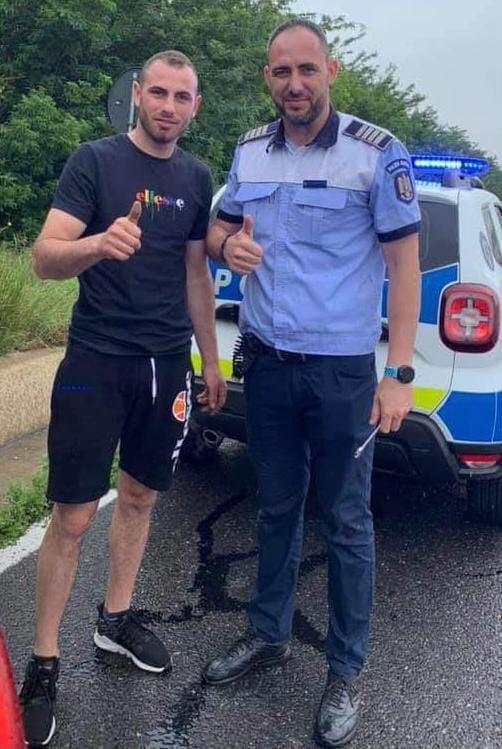 Un polițist din Constanța a reparat pe șosea mașina unor turiști, după ce s-a dus la dezmembrări cu ei ca să găsească piesa stricată