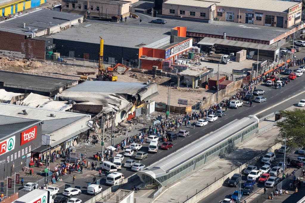 Cozi imense pentru mâncare în Africa de Sud. Alimentele, păzite de polițiști înarmați