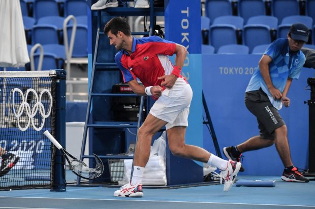 Novak Djokovici a aruncat o rachetă în tribune, iar pe alta a făcut-o praf, după ce a pierdut și bronzul la JO 2020