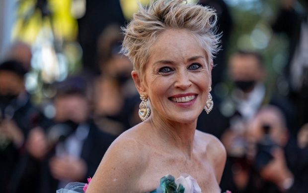 Tunsă scurt și îmbrăcată într-o rochie fabuloasă. Apariția notabilă a lui Sharon Stone la Cannes 2021