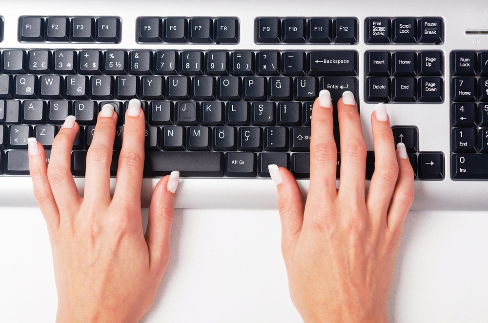 Poziția mâinilor pe o tastatură QWERTY