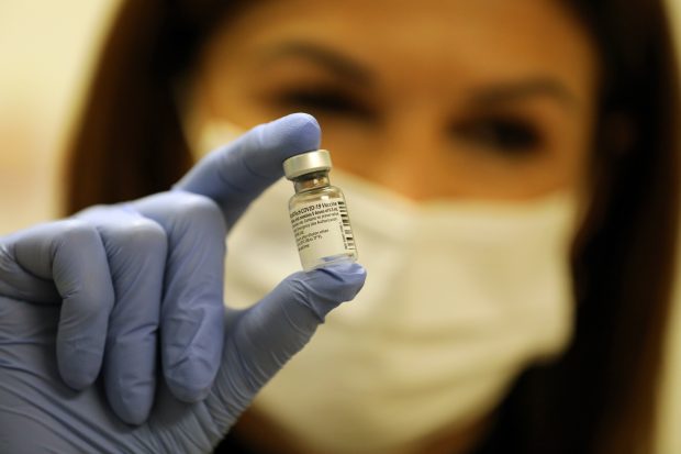 Vaccinarea cu a treia doză de Pfizer a vârstnicilor și persoanelor vulnerabile, autorizată de Administrația SUA pentru Medicamente