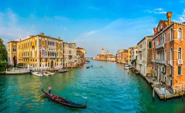 Primarul din Veneția oferă recompensă celor care identifică doi turiști care au făcut surf pe Grand Canal, pe plăci cu motor