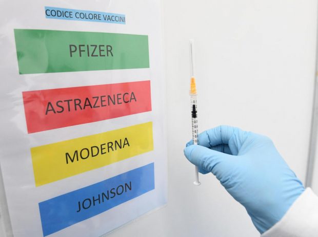 Incident la vaccinare. Patru persoane au primit la doza trei AstraZeneca, ceea ce e împotriva regulilor