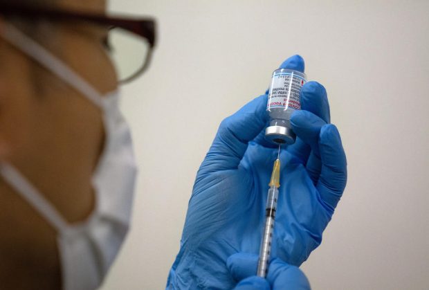 Marea Britanie a aprobat, în premieră, un vaccin care vizează două variante ale COVID-19