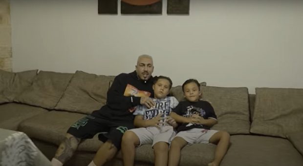 Imagine Stire Imagini rare cu familia lui Alex Velea. Cum arată părinții cântărețului și cum se înțeleg cu fiul lor | 2review.ro
