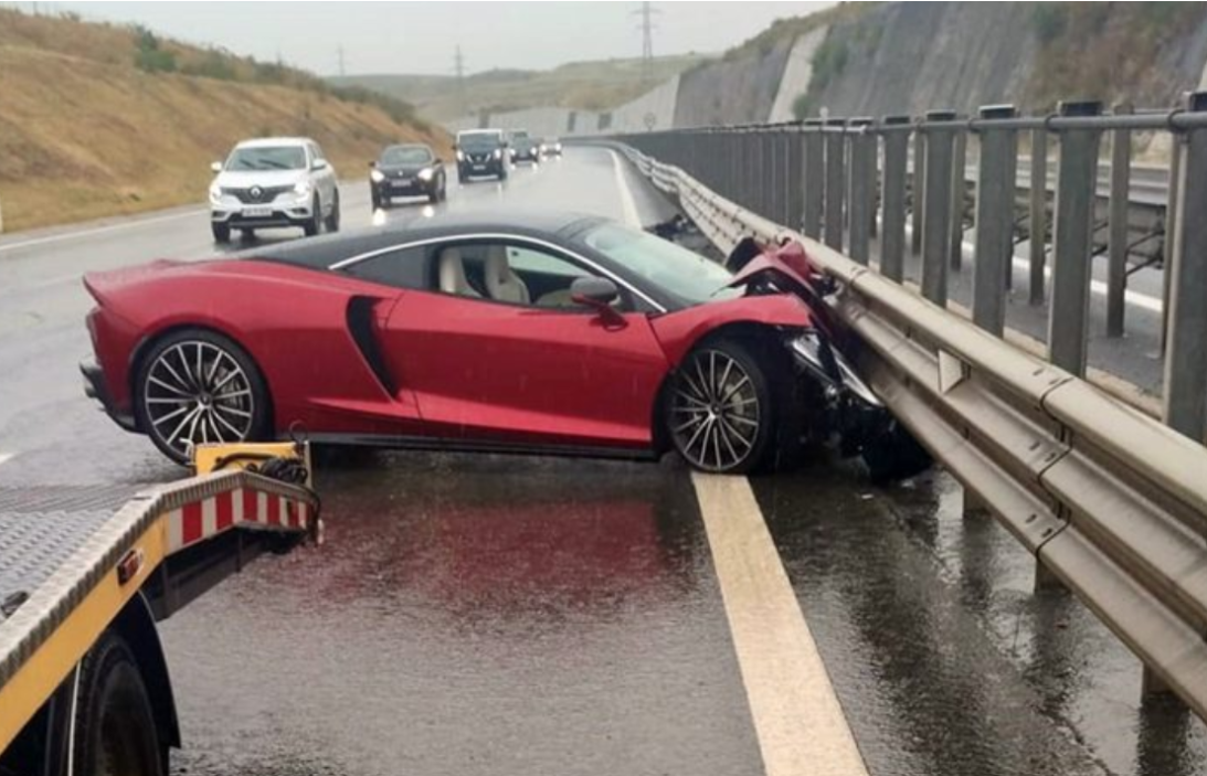 Un șofer A Distrus Un McLaren De 200.000 De Euro Pe Autostrada Transilvania - Vimarsana News