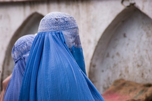 Talibanii le interzic femeilor să călătorească neînsoţite de un bărbat pe distanțe mai mari de 72 de kilometri