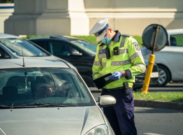 Capcana din amenzile Poliției Rutiere. Contul în care au plătit jumătate din sumă nu există, acum li se cere s-o plătească pe toată