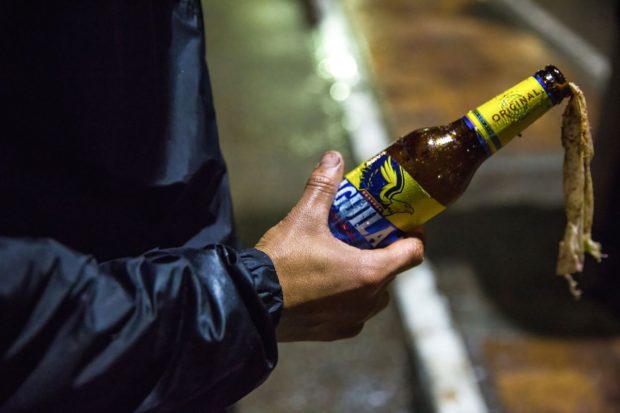 Ucrainenii, femei și bărbați, confecționează stocuri mari de cocktail-uri Molotov pe care să le folosească împotriva invadatorilor ruși