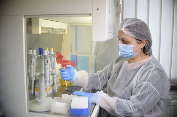 Bilanț COVID: Peste 8.600 de cazuri noi și o nouă creștere a numărului de pacienți de la ATI