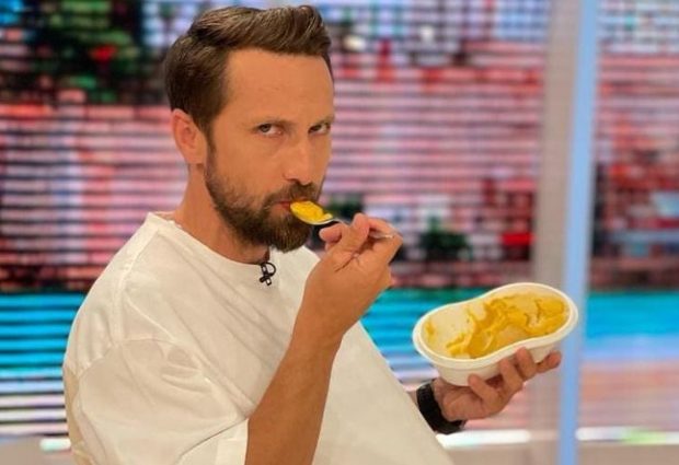 Imagine Stire Dani Oțil, glume pe seama soției însărcinate. Ce imagine a publicat prezentatorul de la Antena 1. „Eu m-am ars pe viață” | 2review.ro