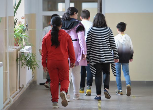 Adolescentă dintr-un centru de plasament din Iași, bătută cu bestialitate de două colege
