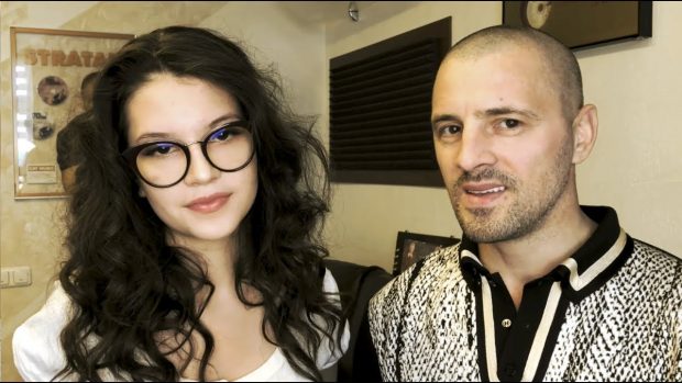 Imagine Stire Cum a apărut mama Cleopatrei Stratan la cununia religioasă a fiicei. Și-a dat jos baticul de pe cap doar la poză | 2review.ro