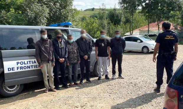 Un şofer de TIR care aştepta la frontiera Nădlac a descoperit că are migranţi ascunşi în remorcă